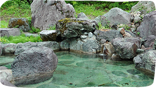 在炉庵住宿的旅客，也可在我们的姐妹旅馆岩間温泉 山崎旅館免费入浴。